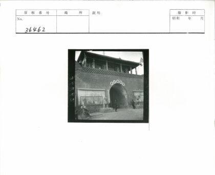 狮子雕像拱门设防建筑与马车.jpg