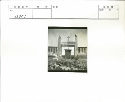狮子雕塑十字符号大门.jpg