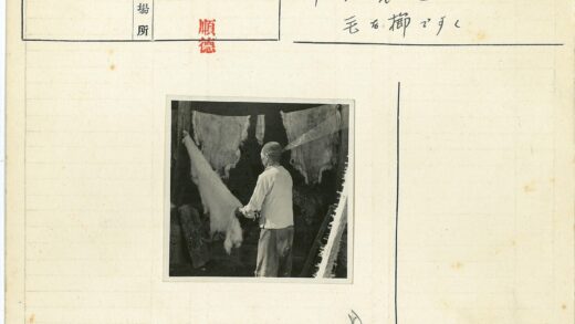 猎人展示白色兽皮藏品.jpg