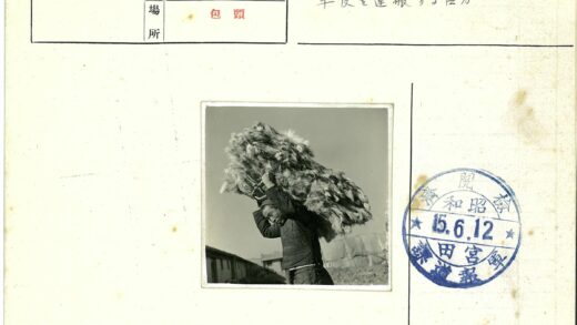 猎人背负皮毛与建筑背景.jpg