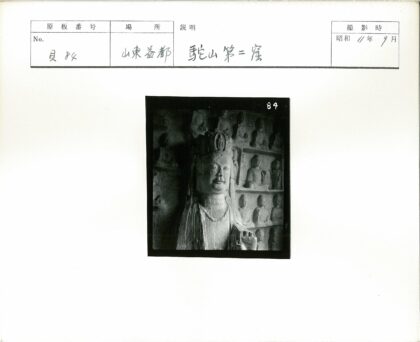 王冠石像与墙雕群像.jpg
