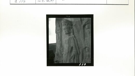 王冠长袍人物石雕特写.jpg
