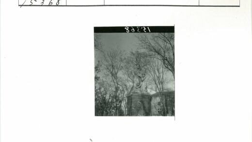 王冠雕像与圆窗建筑.jpg