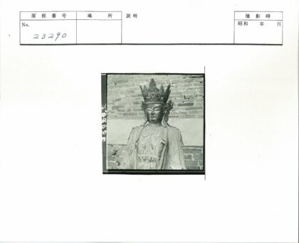 王冠雕像砖墙前.jpg