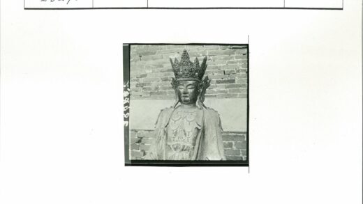 王冠雕像砖墙前.jpg