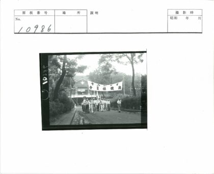 环保游行队伍走过城市街道.jpg