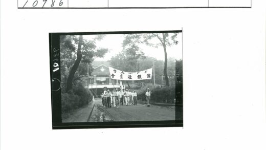 环保游行队伍走过城市街道.jpg