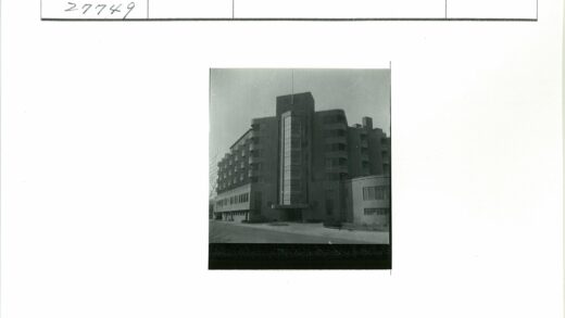现代建筑玻璃中庭与弧形阳台设计.jpg