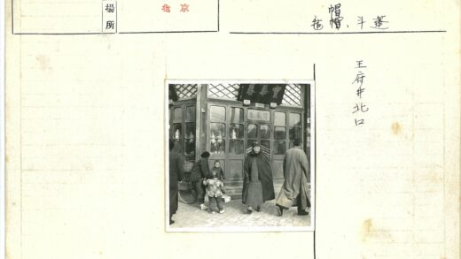 玻璃幕墙建筑前的生活场景.jpg
