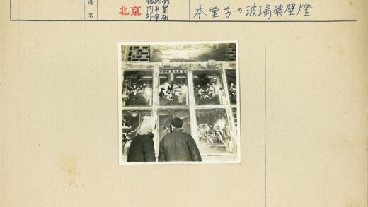 玻璃板前观历史绘画.jpg