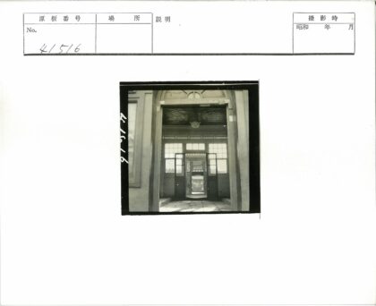 玻璃门窗透光建筑街景.jpg