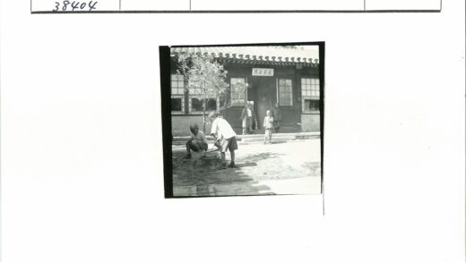 瓦屋前孩童嬉戏挖土.jpg