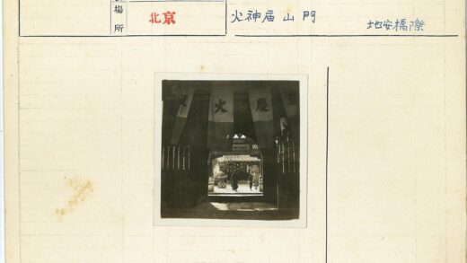 瓦屋旁行走的两人.jpg