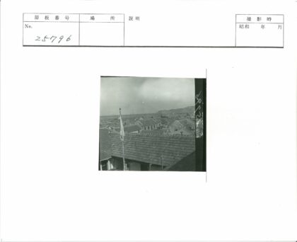 瓦片屋顶小镇与远山旗杆.jpg