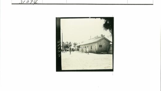 瓦片屋顶砖房与行人街景.jpg