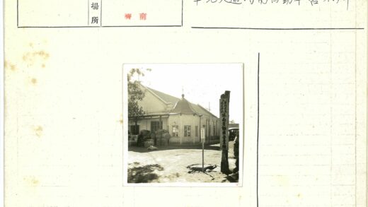 瓦顶尖塔前包裹堆与树.jpg