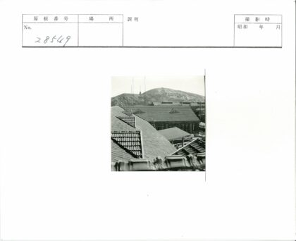 瓦顶建筑与远山风景.jpg