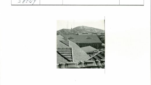 瓦顶建筑与远山风景.jpg