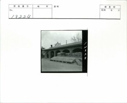 瓦顶拱门建筑沙袋防御.jpg