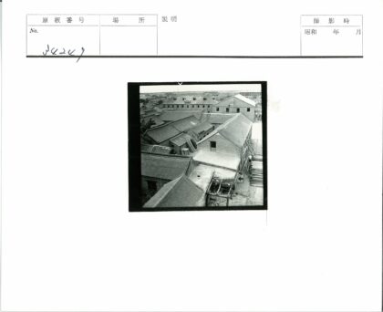 瓦顶砖墙建筑施工现场.jpg