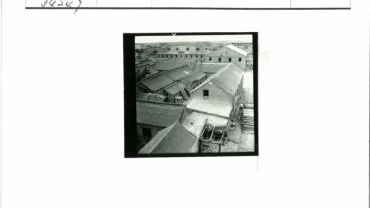 瓦顶砖墙建筑施工现场.jpg