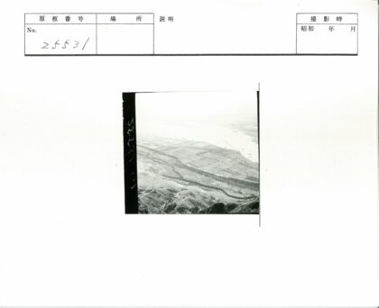 田园河流与小山鸟瞰图.jpg