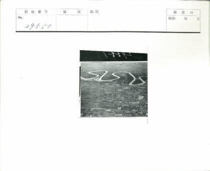 田园河流蜿蜒穿行农田道路.jpg