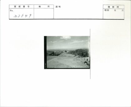 田园牧歌风光与骑马人.jpg
