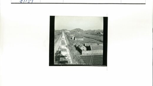 田园石墙与远山风光.jpg