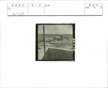田园风光中的围栏与小屋.jpg