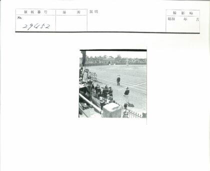 田径赛场运动员起跑瞬间.jpg