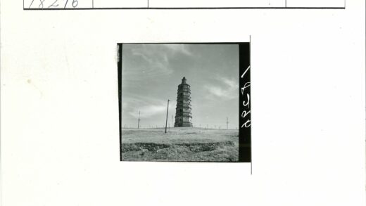田野上的多层砖塔与电线杆.jpg