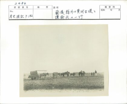 田野上的马车与人群.jpg