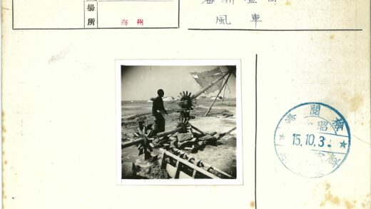 田野与机械设备的户外风景.jpg