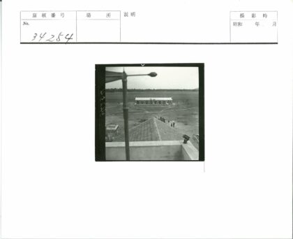 田野中央的孤立建筑.jpg