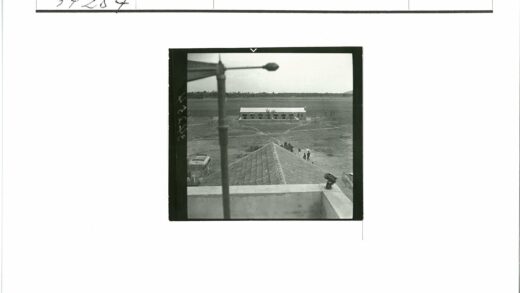 田野中央的孤立建筑.jpg