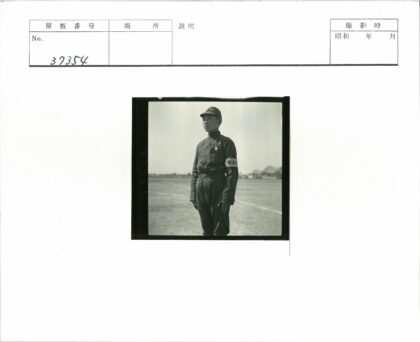 田野中的制服人物.jpg