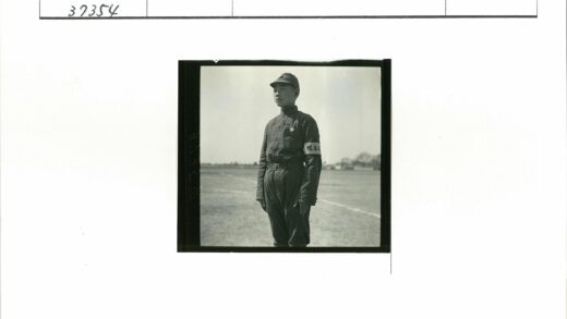 田野中的制服人物.jpg