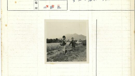 田野中的提篮孩童.jpg