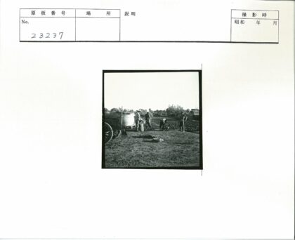田野劳作与木车工具场景.jpg