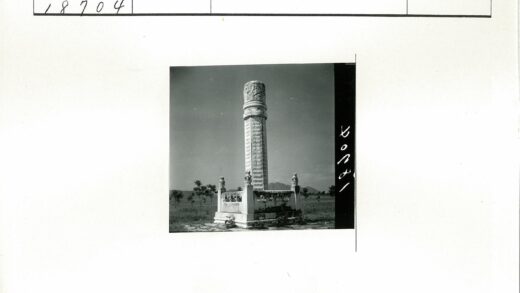 田野古石柱与远山风景.jpg