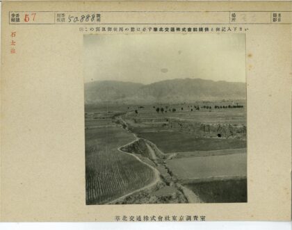 田野土路蜿蜒山脉农田风景.jpg