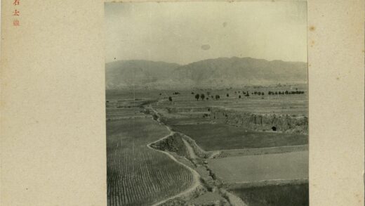 田野土路蜿蜒山脉农田风景.jpg
