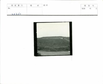 田野土路行人晴天远眺.jpg