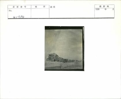 田野土路行驶的公共汽车.jpg