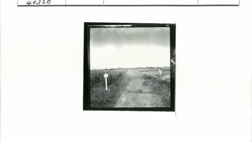 田野土路阴天路标行人.jpg