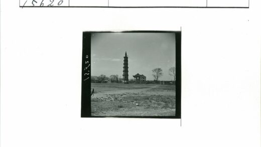 田野宝塔与传统建筑风光.jpg