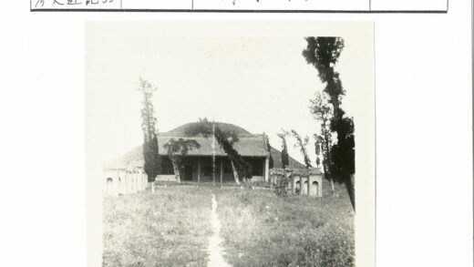 田野小路尽头的瓦房绿树小山.jpg