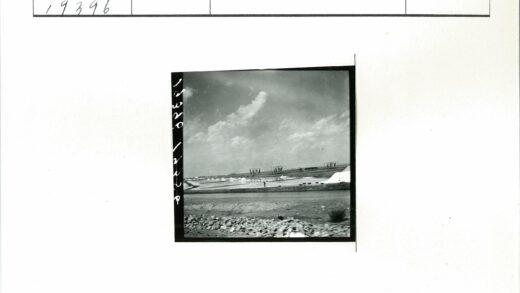 田野山丘与巨型骨架景观.jpg