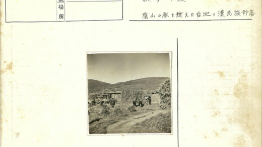 田野干草堆与山丘风光.jpg
